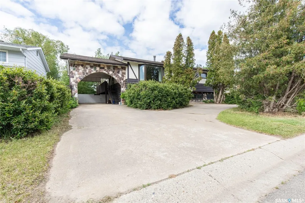 1426 Spadina Street Moose Jaw SK S6H 7C9