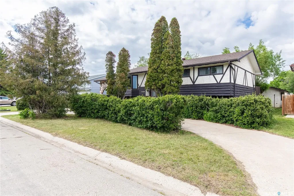 1426 Spadina Street Moose Jaw SK S6H 7C9