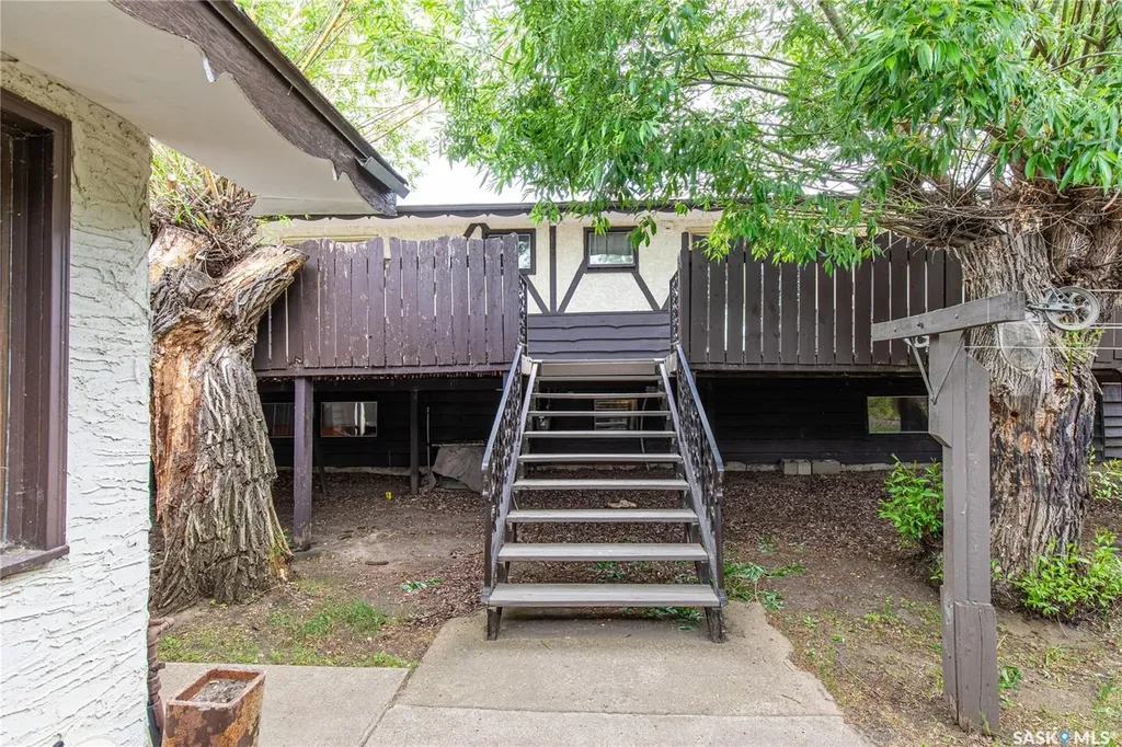 1426 Spadina Street Moose Jaw SK S6H 7C9