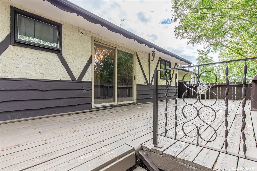 1426 Spadina Street Moose Jaw SK S6H 7C9