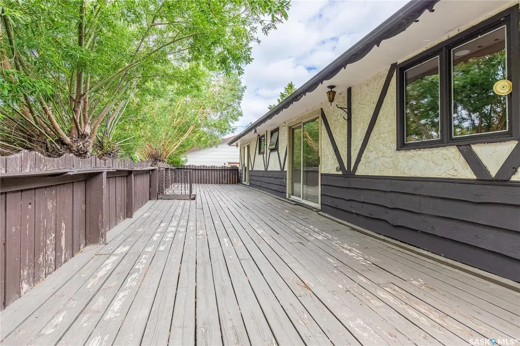 1426 Spadina Street Moose Jaw SK S6H 7C9