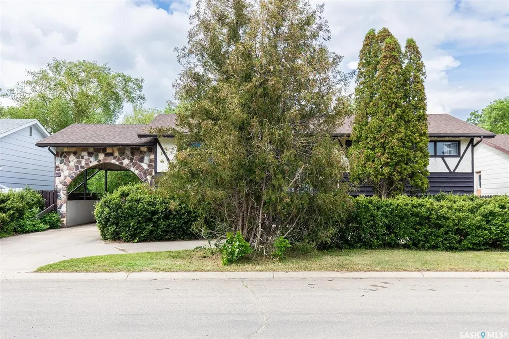 1426 Spadina Street Moose Jaw SK S6H 7C9