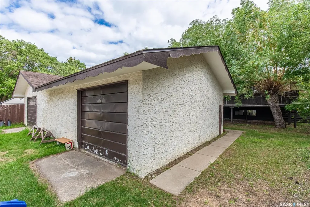 1426 Spadina Street Moose Jaw SK S6H 7C9