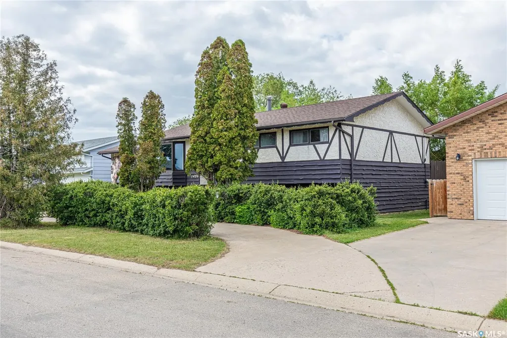 1426 Spadina Street Moose Jaw SK S6H 7C9