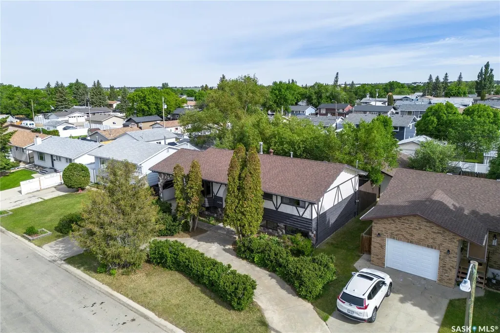 1426 Spadina Street Moose Jaw SK S6H 7C9