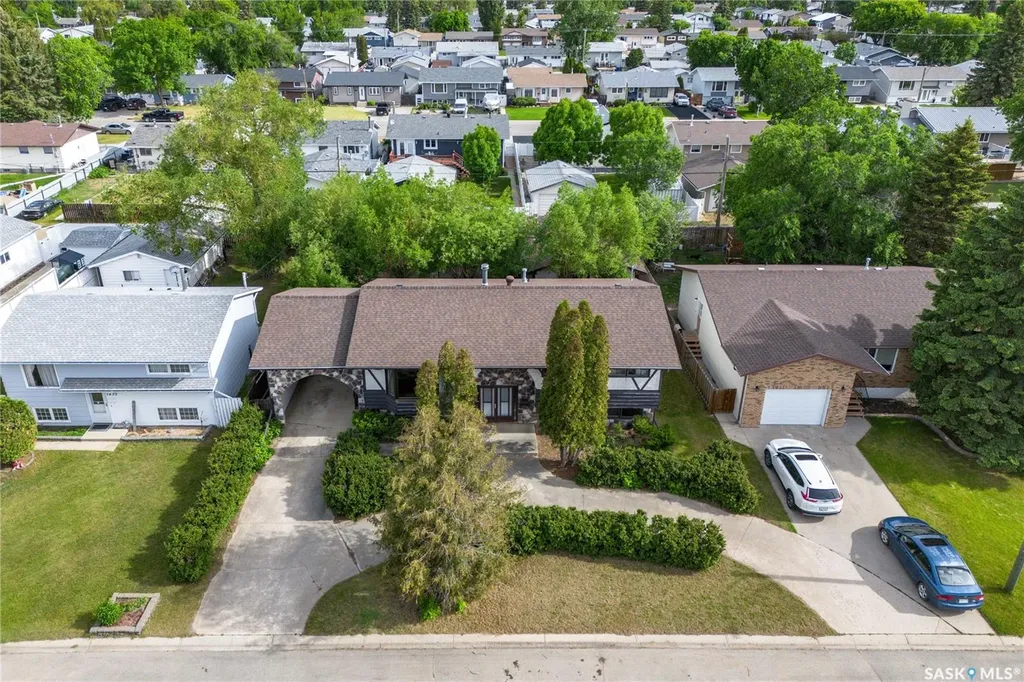 1426 Spadina Street Moose Jaw SK S6H 7C9