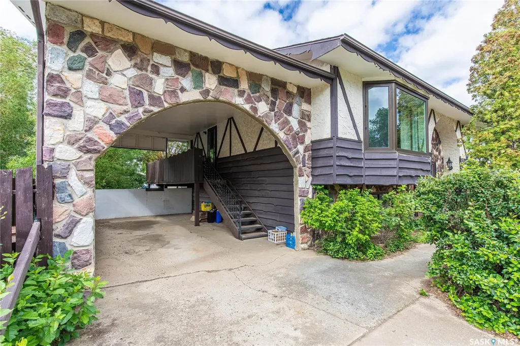 1426 Spadina Street Moose Jaw SK S6H 7C9