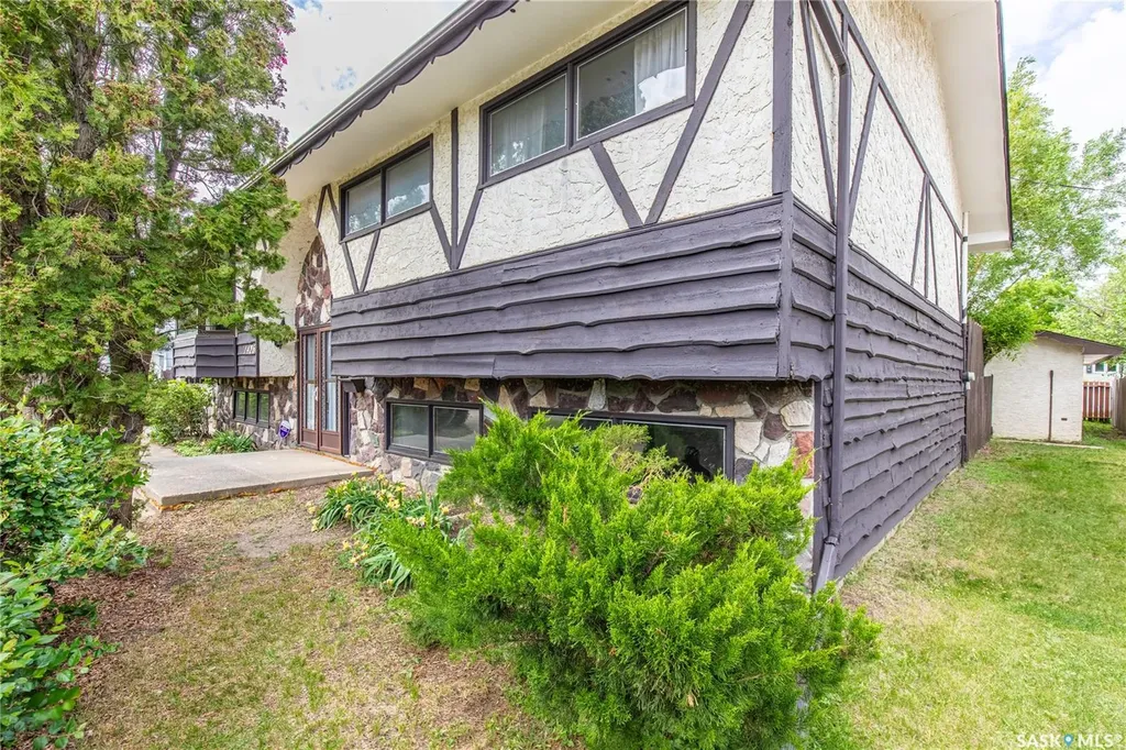 1426 Spadina Street Moose Jaw SK S6H 7C9
