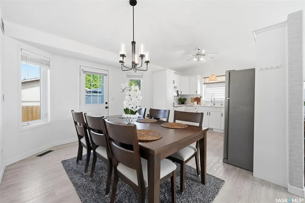 207 Sumner Crescent Saskatoon SK S7L 7L7