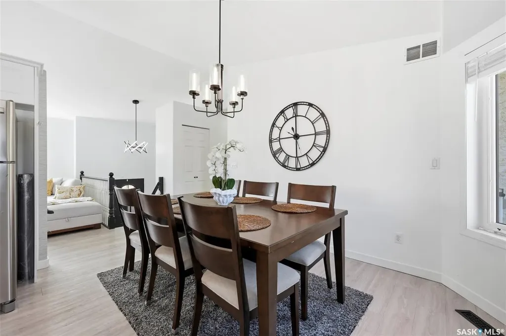 207 Sumner Crescent Saskatoon SK S7L 7L7