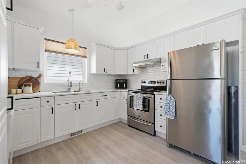 207 Sumner Crescent Saskatoon SK S7L 7L7