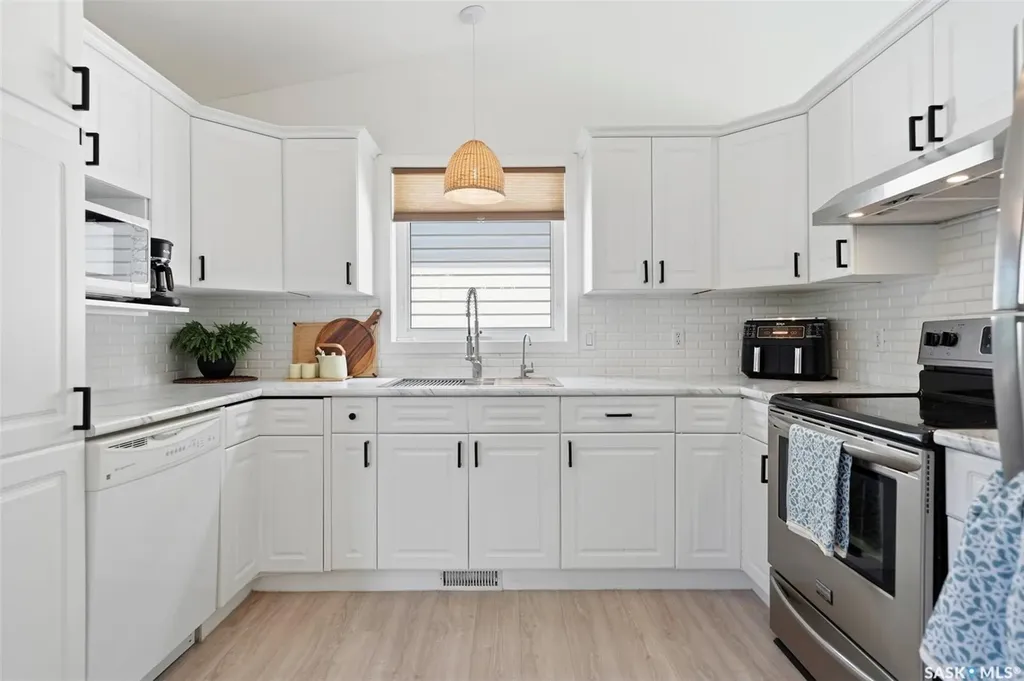 207 Sumner Crescent Saskatoon SK S7L 7L7