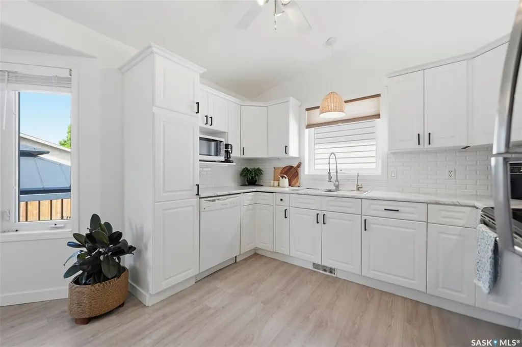 207 Sumner Crescent Saskatoon SK S7L 7L7