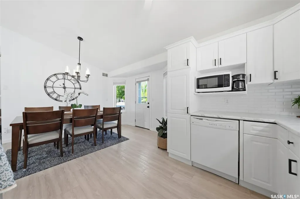 207 Sumner Crescent Saskatoon SK S7L 7L7