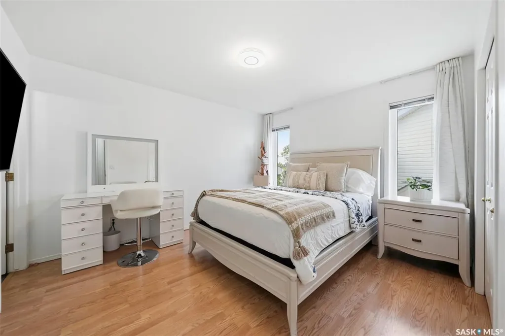 207 Sumner Crescent Saskatoon SK S7L 7L7