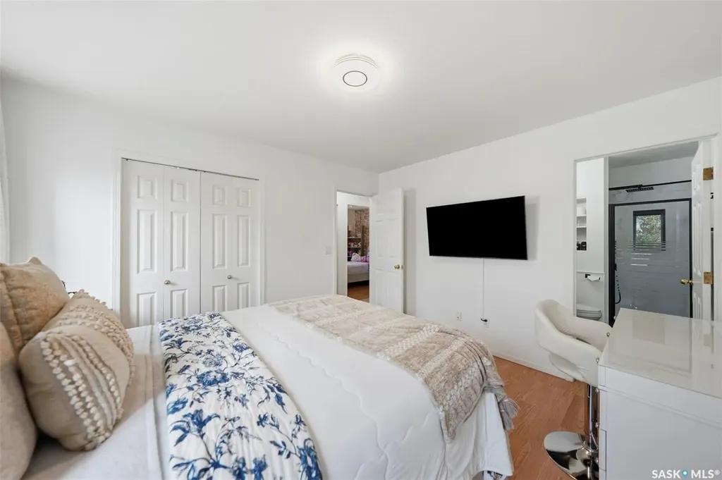 207 Sumner Crescent Saskatoon SK S7L 7L7