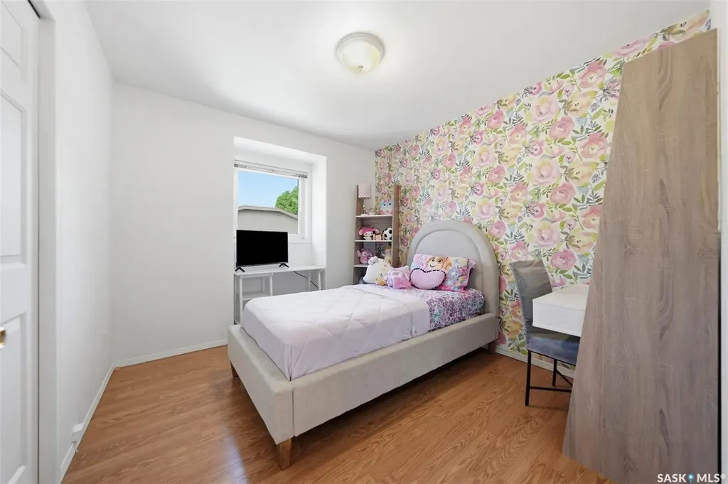 207 Sumner Crescent Saskatoon SK S7L 7L7
