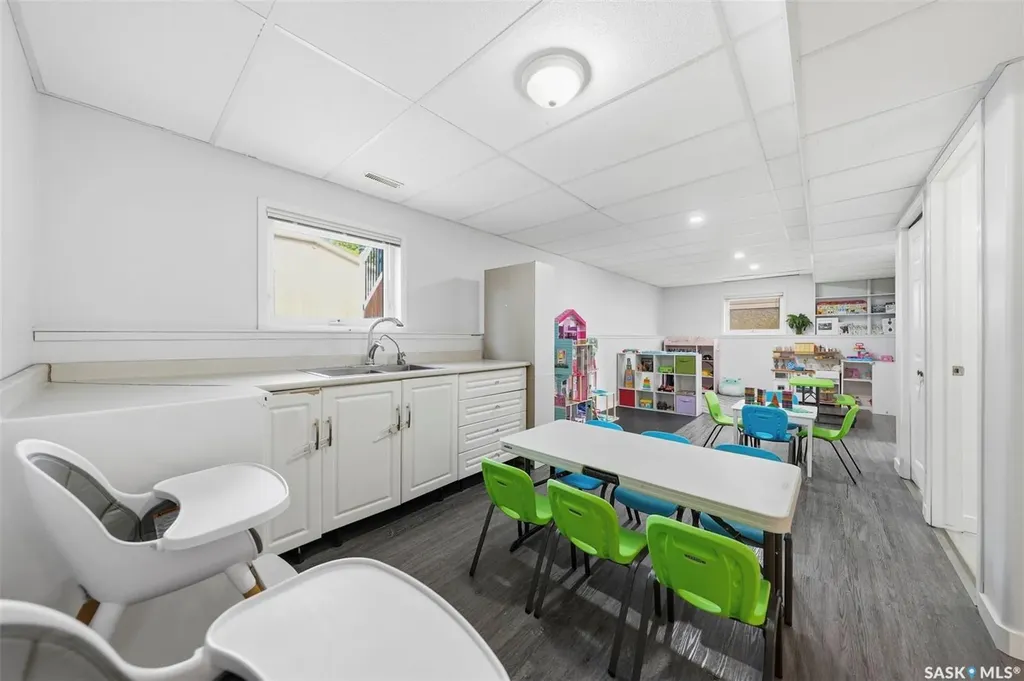 207 Sumner Crescent Saskatoon SK S7L 7L7