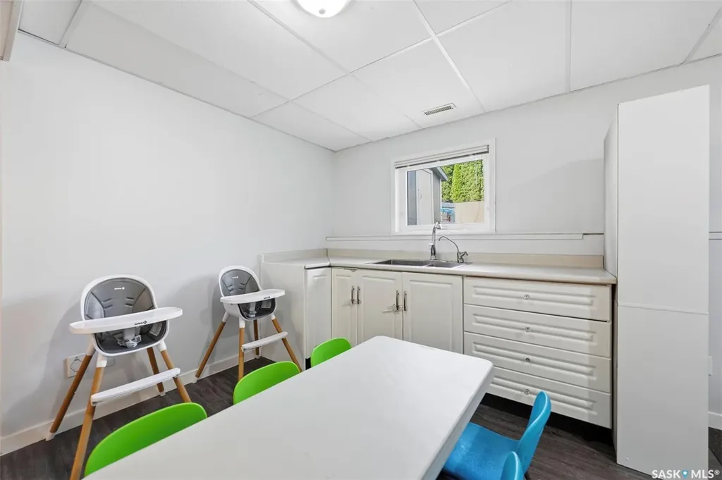 207 Sumner Crescent Saskatoon SK S7L 7L7