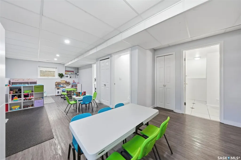 207 Sumner Crescent Saskatoon SK S7L 7L7