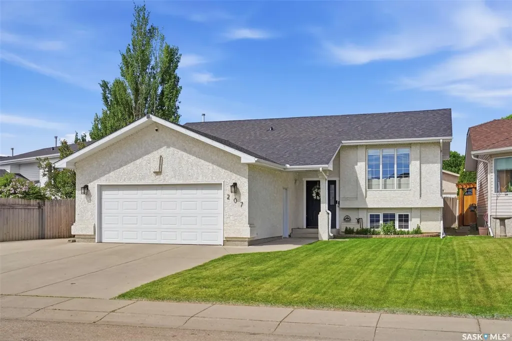 207 Sumner Crescent Saskatoon SK S7L 7L7
