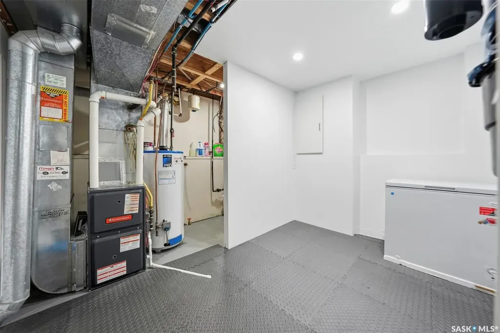207 Sumner Crescent Saskatoon SK S7L 7L7