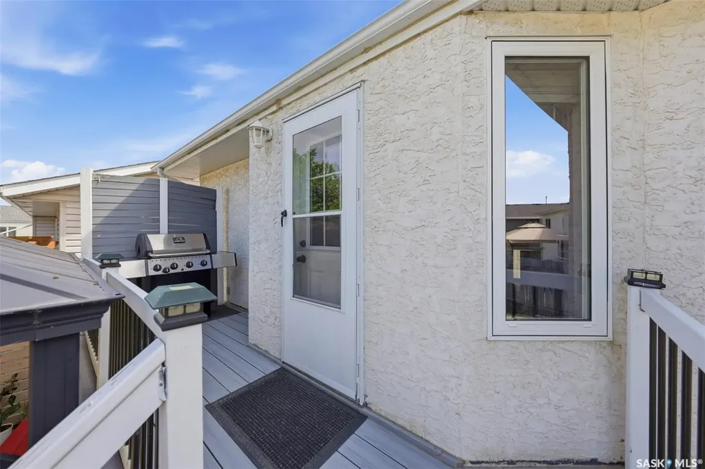 207 Sumner Crescent Saskatoon SK S7L 7L7