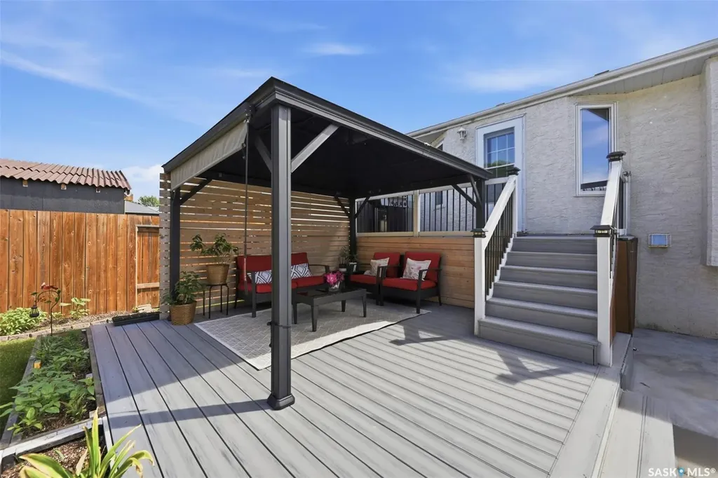 207 Sumner Crescent Saskatoon SK S7L 7L7