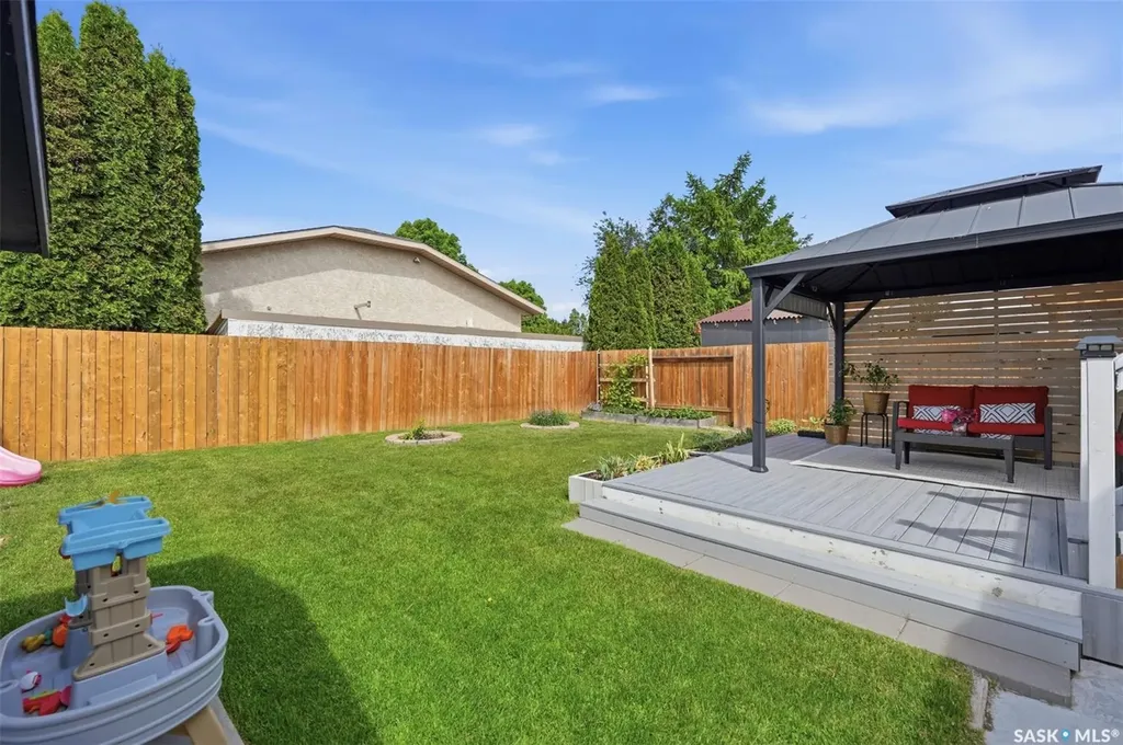 207 Sumner Crescent Saskatoon SK S7L 7L7