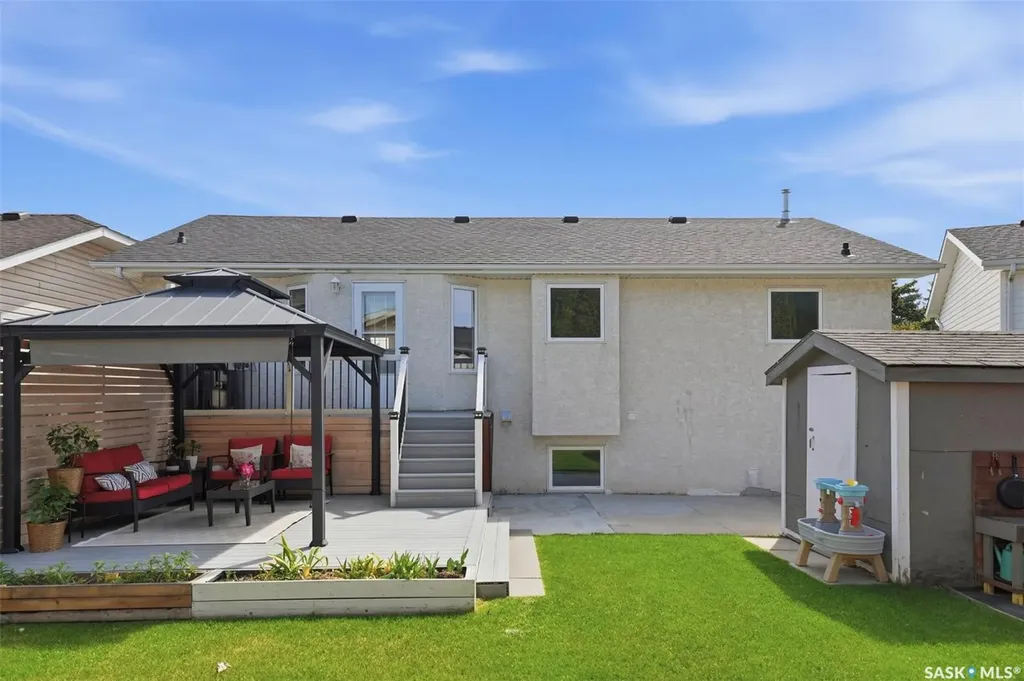 207 Sumner Crescent Saskatoon SK S7L 7L7