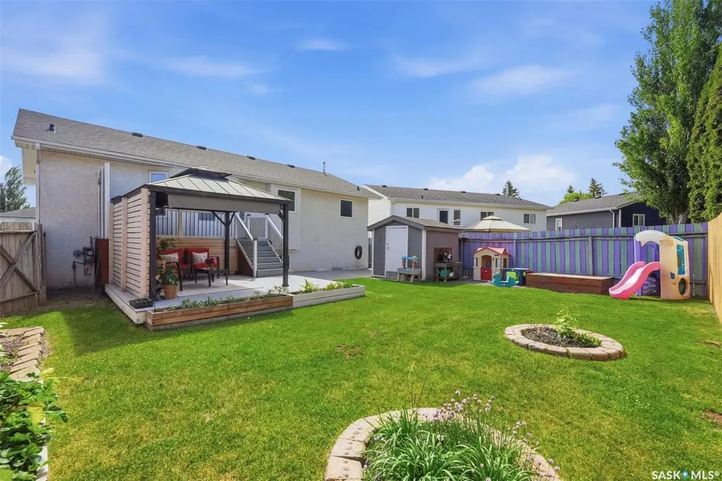 207 Sumner Crescent Saskatoon SK S7L 7L7