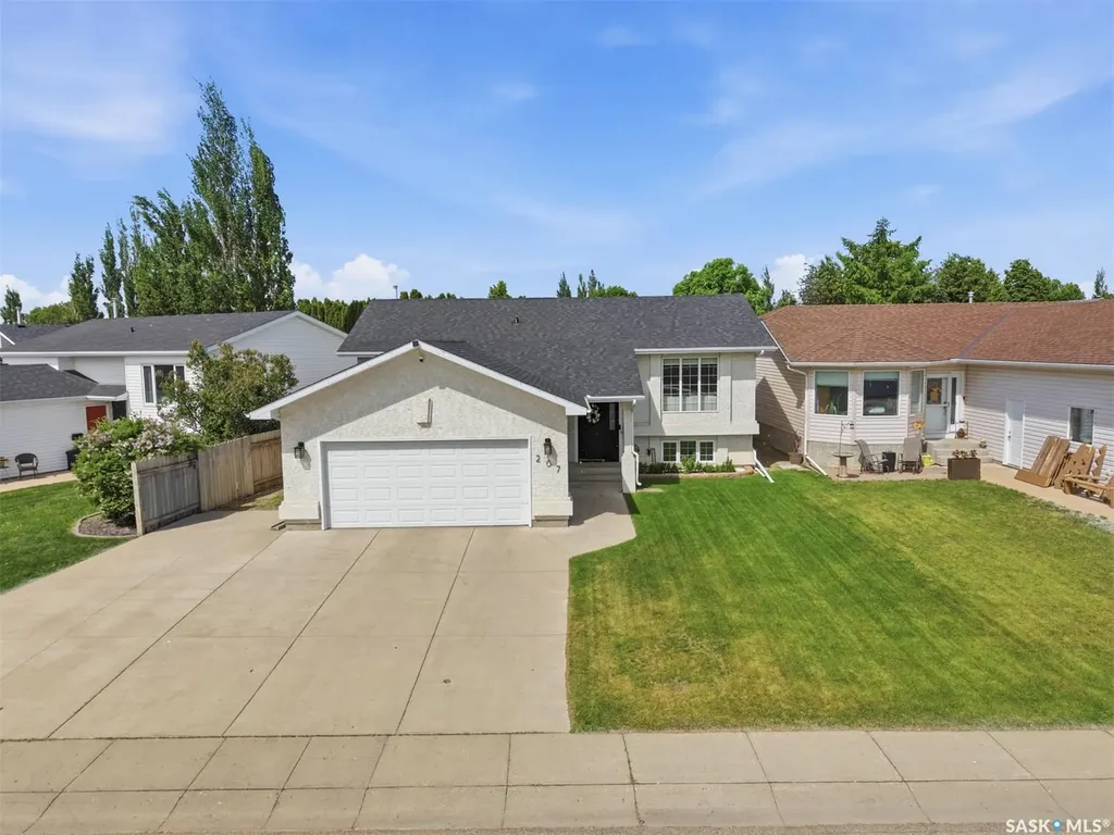 207 Sumner Crescent Saskatoon SK S7L 7L7