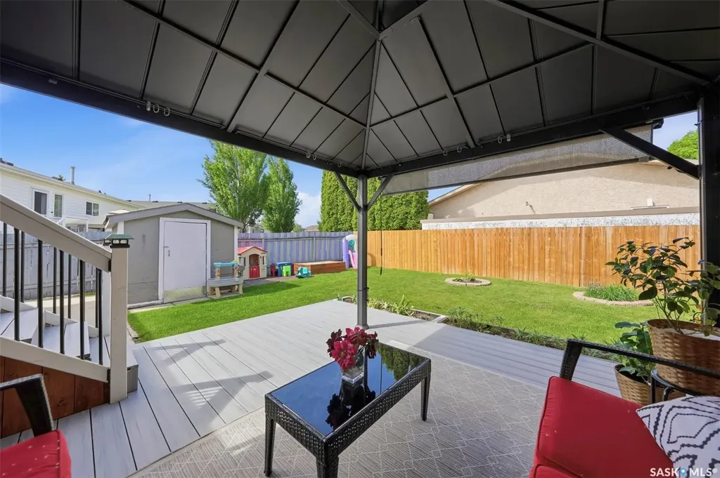 207 Sumner Crescent Saskatoon SK S7L 7L7