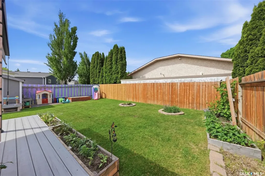 207 Sumner Crescent Saskatoon SK S7L 7L7