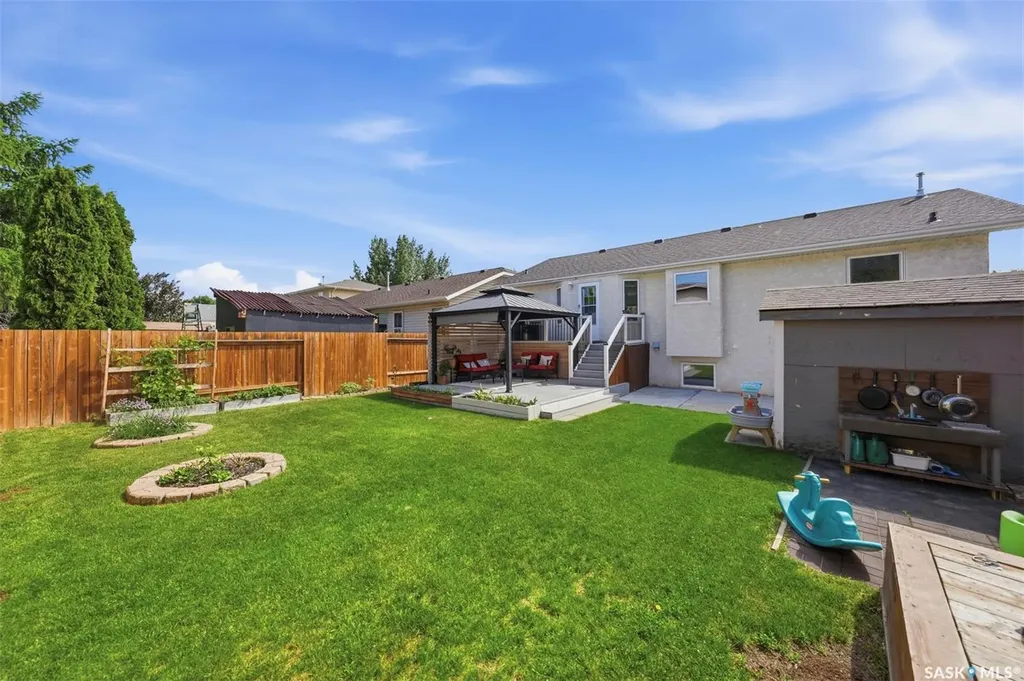 207 Sumner Crescent Saskatoon SK S7L 7L7