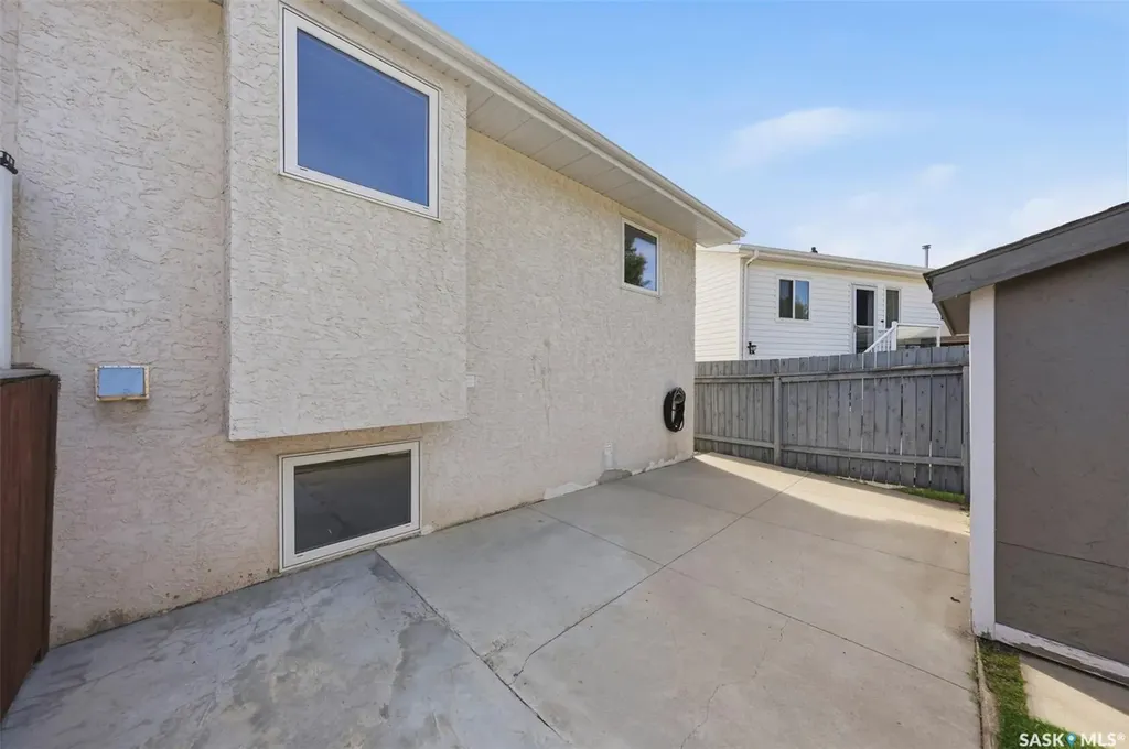 207 Sumner Crescent Saskatoon SK S7L 7L7