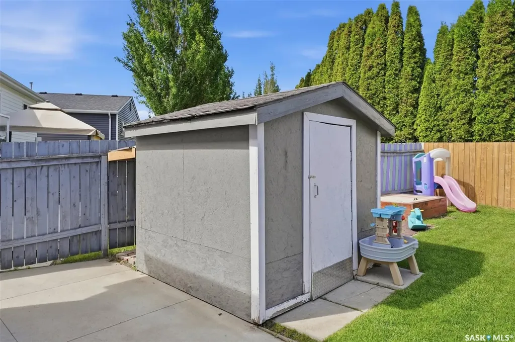207 Sumner Crescent Saskatoon SK S7L 7L7