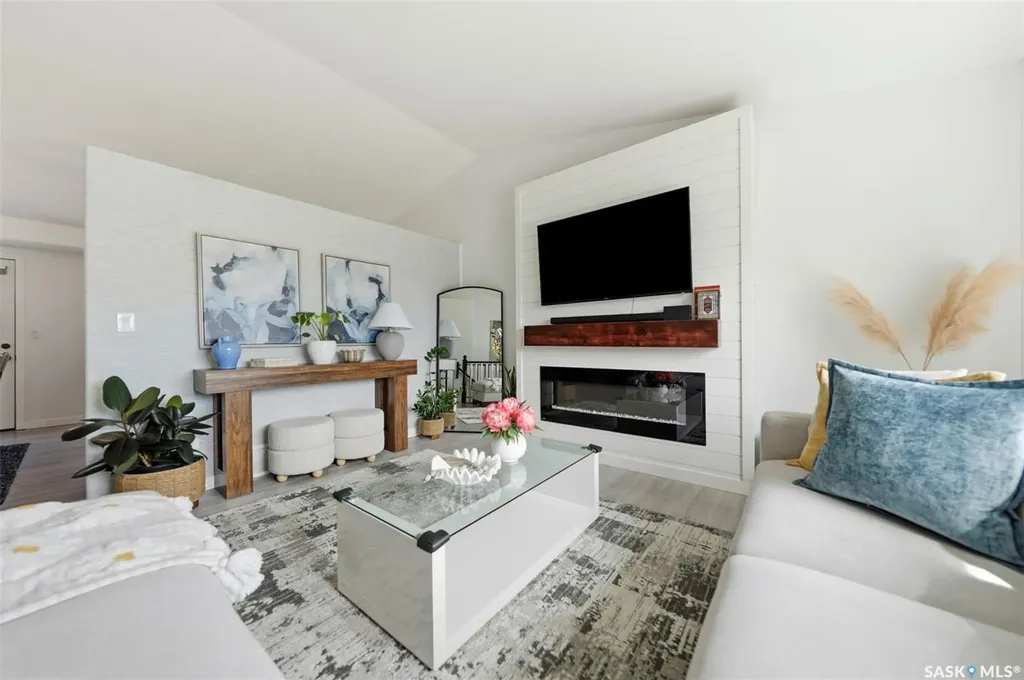207 Sumner Crescent Saskatoon SK S7L 7L7