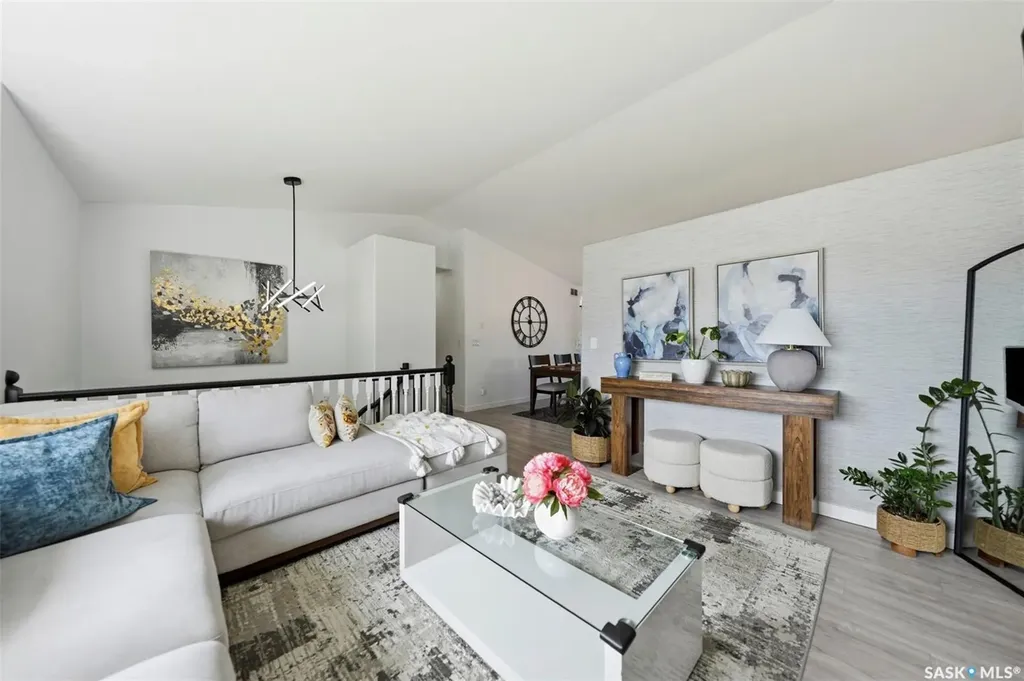 207 Sumner Crescent Saskatoon SK S7L 7L7