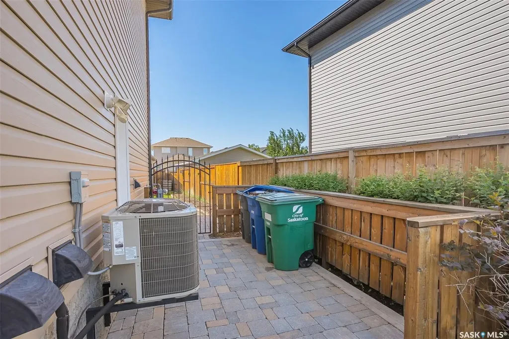 643 Hampton Circle Saskatoon SK S7R 0K1
