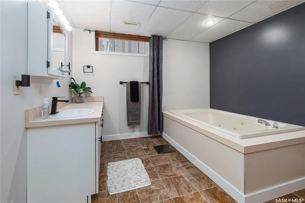 21 Thorn Crescent Moose Jaw SK S6J 1J3