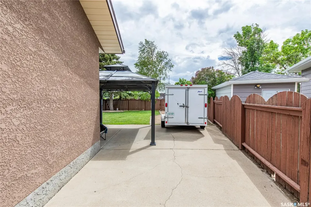 21 Thorn Crescent Moose Jaw SK S6J 1J3
