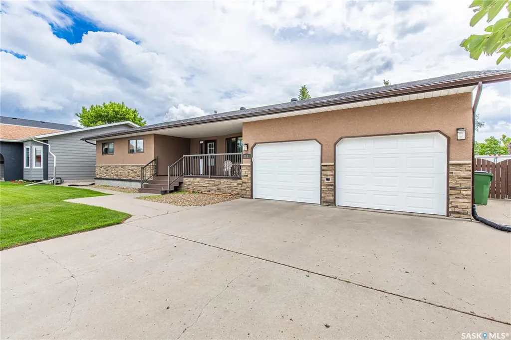 21 Thorn Crescent Moose Jaw SK S6J 1J3