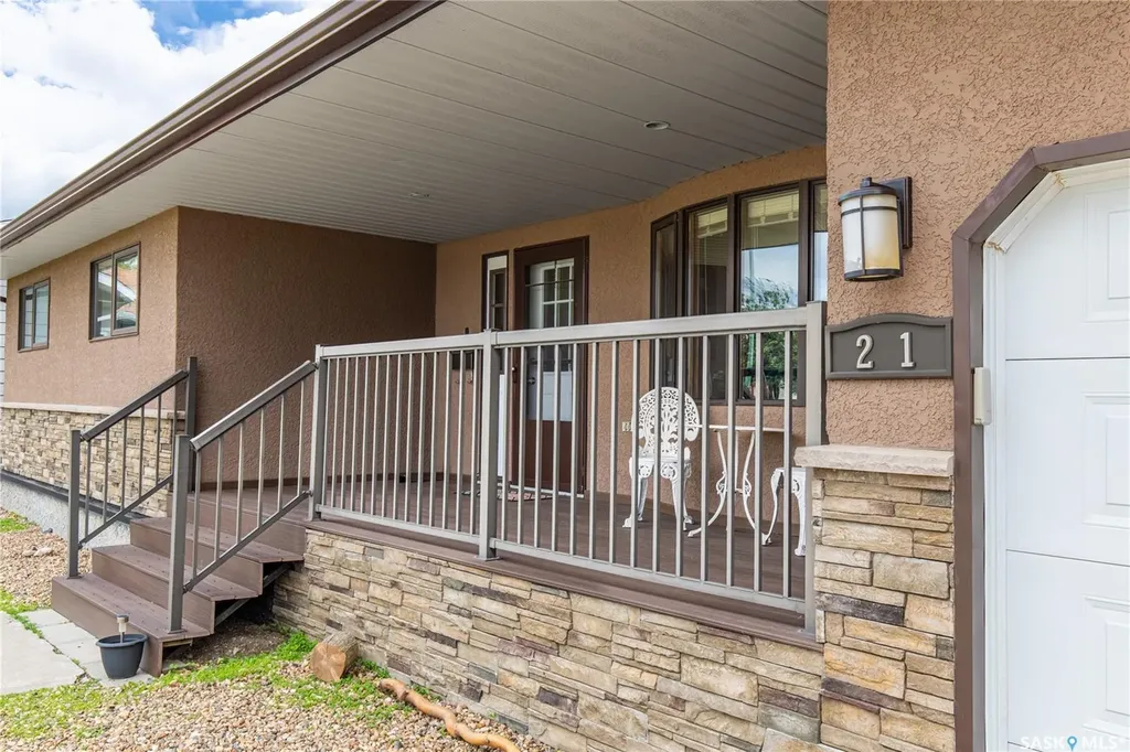 21 Thorn Crescent Moose Jaw SK S6J 1J3
