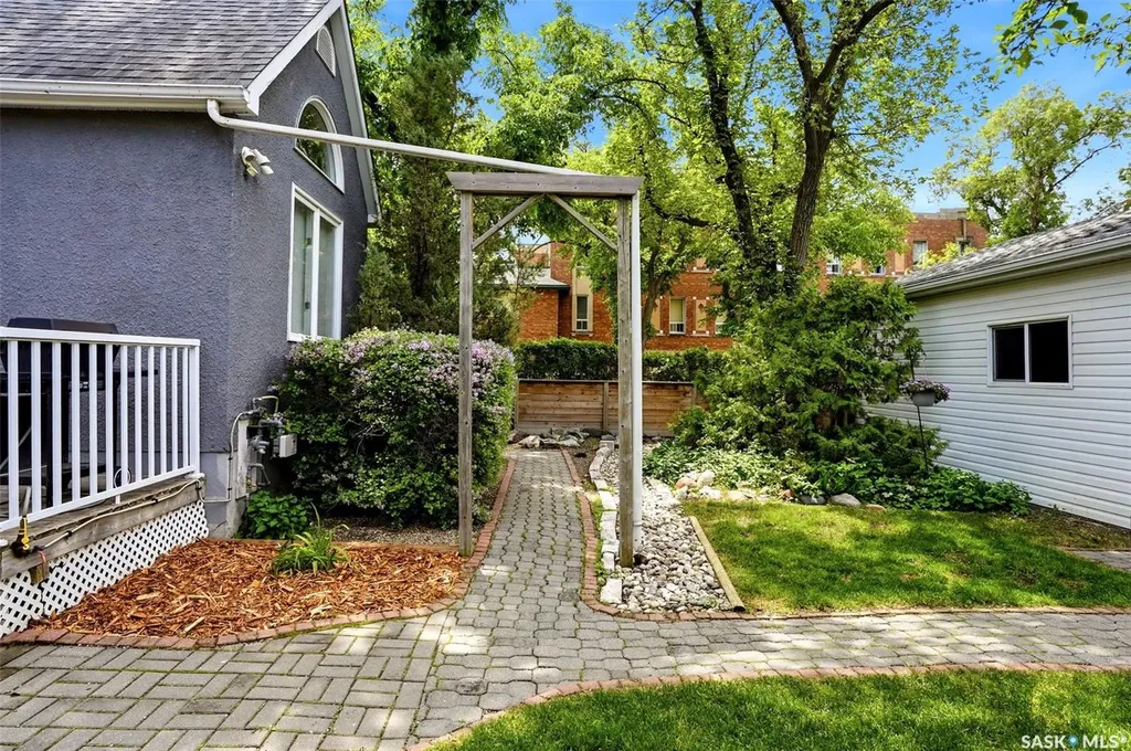 2876 Cameron Street Regina SK S4S 1W3
