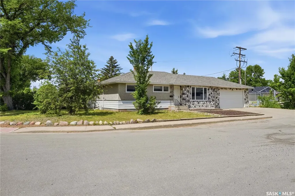 412 Montreal Street N Regina SK S4R 5C7
