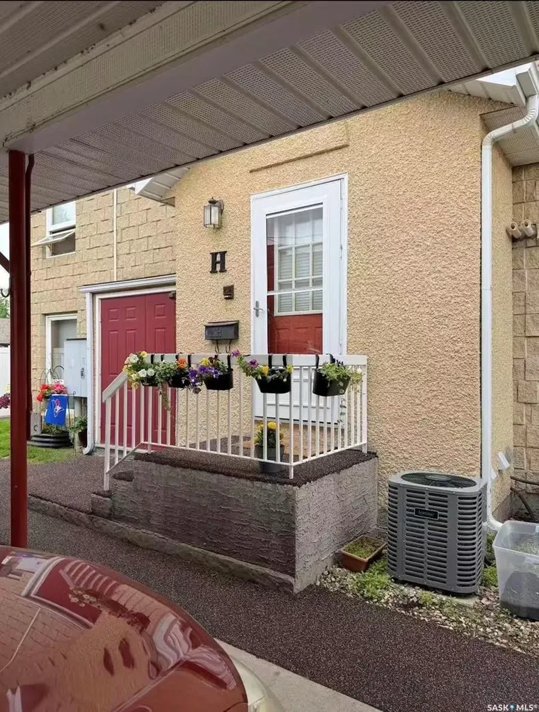 279 Hochelaga Street E Moose Jaw SK S6H 0N9