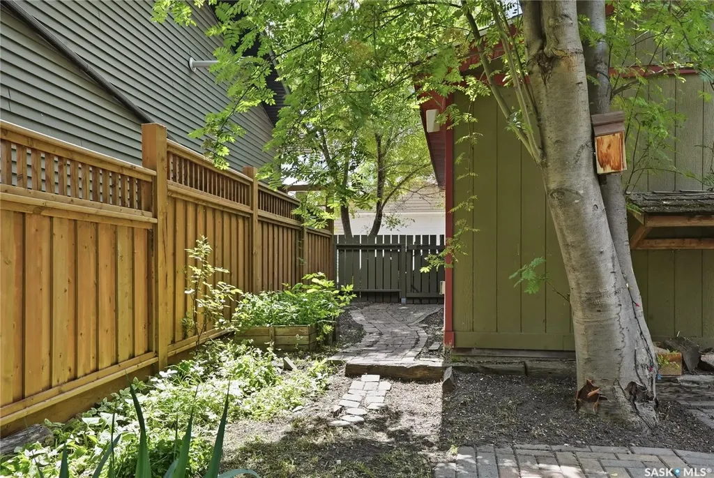 114 7th Street E Saskatoon SK S7H 0W8