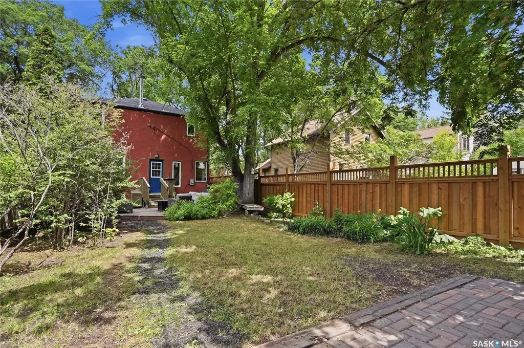 114 7th Street E Saskatoon SK S7H 0W8
