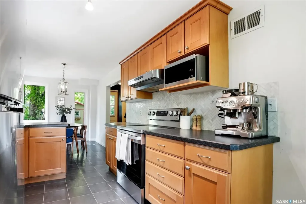 114 7th Street E Saskatoon SK S7H 0W8